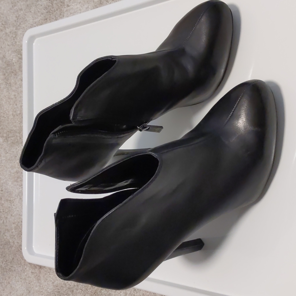 Black Jessica Simpson bootie heels, size 8
